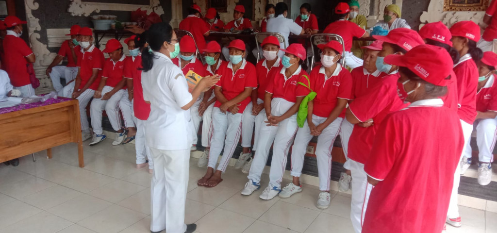 Memantau Kesehatan Lansia Melalui Posyandu serta Pengecekan Gula Darah dari UPTD Puskesmas Mengwi I untuk Para Lansia